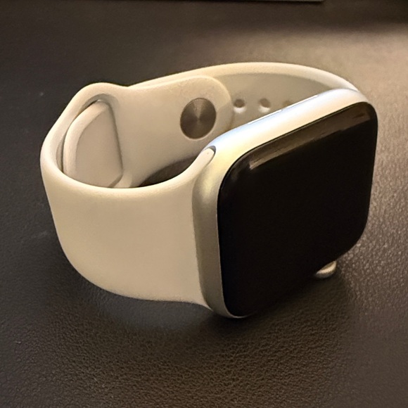 Apple Watch SE Silver Smartwatch - Picture 4 of 5
